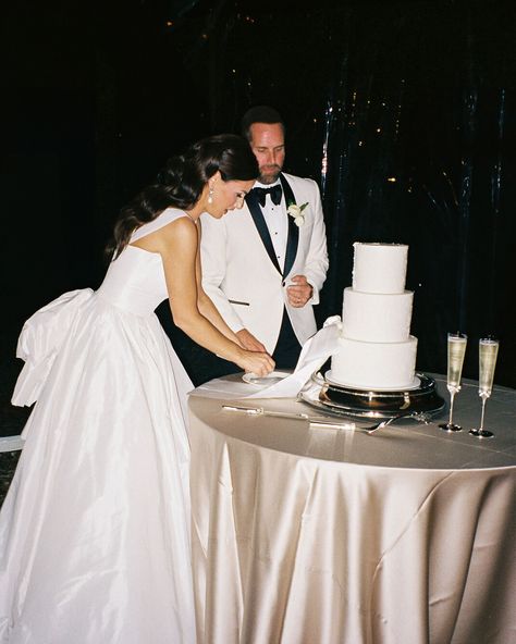 An Elegant and Timeless Wedding Tale with Sweet Details✨ Jenna and Matt aimed for an elegant, classic, timeless wedding. Her favorite movie, «Father of the Bride,” inspired the Jenna’s vision. Since she was young, she had dreamed of a wedding similar to Annie’s in the movie, complete with a grand gown and timeless elegance. All the details of the day were designed to match this style. «As a baker, I had a very specific vision. Our cake was very important to me, and I wanted to include our ... Jenna And Matt, The Bride Movie, Classic Timeless Wedding, Elegant And Timeless Wedding, Cake Artist, Oyster Bar, Classic Cake, Garden Party Wedding, Favorite Movie