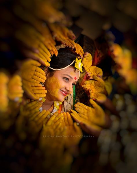 Nikon D7000 Marathi Haldi Couple Poses, Haldi Dress For Bride Sister Indian, Girl Haldi Ceremony, Haldi Ceremony Bride Poses, Haldi Ceremony Outfit Girl, Haldi Dulhan Pose, Haldi Pictures Idea, Haldi Shoot Poses Bride, Haladi Shastra Photoshoot