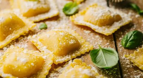 Ravioli senza glutine: la ricetta con ripieno di magro e farina di ceci Vegetarian Main Course, Homemade Ravioli, Pasta Fatta In Casa, Making Pasta, Lemon Butter Sauce, Pasta Fresca, Lemon Butter, Butter Sauce, Delicious Vegetarian