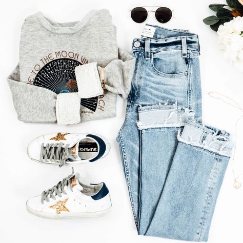 Clothes Layout, Flat Lay Photography Fashion, Flat Lay Outfit, Looks Summer, Foto Props, Spring Ootd, Outfits Jeans, Fashion Layout, Flats Outfit