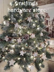 4 the love of wood: 12 MINI CHRISTMAS HOUSE DISPLAYS for 2019 Mini Christmas House, Gold Pillar Candles, Vintage Wood Furniture, Christmas Entry, Glitter Houses, Farmhouse Holiday, Putz Houses, Holiday Garlands, Mini Christmas