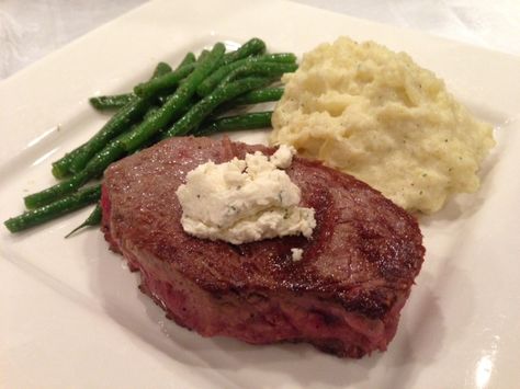 Sirloin Steak Topped with Boursin Cheese and Garlic Mashed Potatoes Steak With Boursin Cheese, Boursin Steak, Boursin Cheese Recipes, Steak In Oven, Beef Meals, Beef Dinners, Creamy Mash, Sirloin Steak, Boursin Cheese