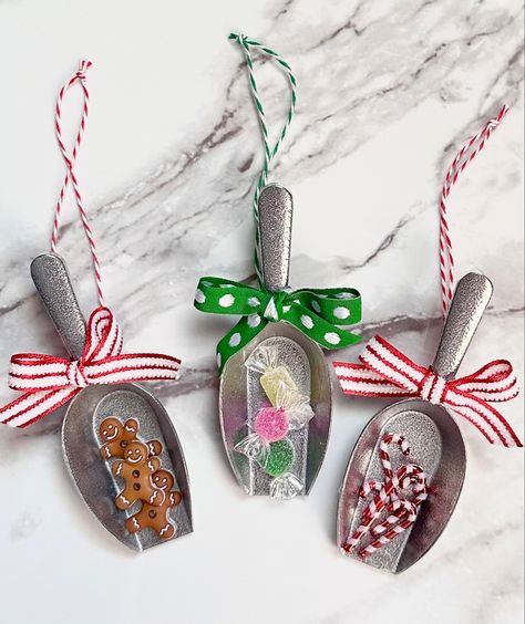 Christmas Gifts Crafts, Candy Scoop, Spoon Ornaments, Christmas Booth, Christmas Spoons, Easy Christmas Ornaments, Spoon Crafts, Candy Ornaments, Dollar Tree Diy Crafts