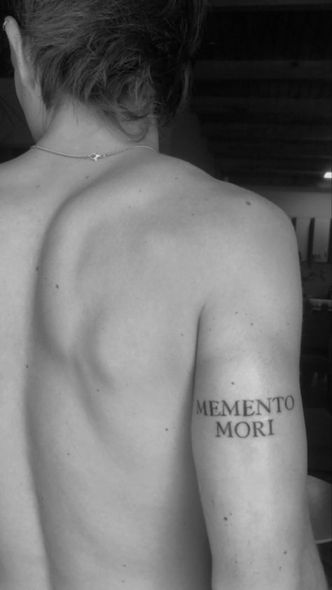 Tatuaje frase memento mori tricep tattoo Memento Mori Tattoo Bicep, Stoicism Tattoos For Men, Small Writing Tattoo Men, Memento Vivere Tattoo Ideas, Memento Mori Tattoo Men, Memento Mori Aesthetic, Small Writing Tattoos, Amir Tattoo, Momento Mori Tattoo