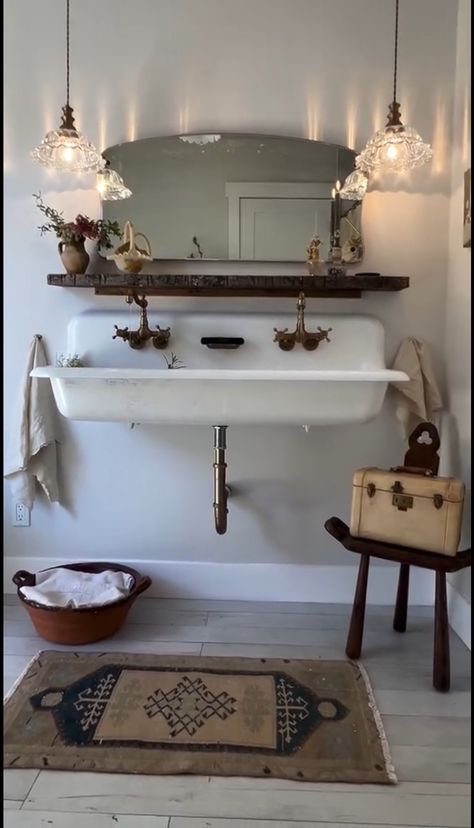 Sewing Machine Bathroom Sink, Bathroom Sink Vintage Cabinet, Small Vintage Bathroom Ideas, Vintage Sinks Bathroom, Vintage Bathroom Aesthetic, Vintage Bathroom Decor Ideas, Country Bathroom Ideas, Vintage Bathroom Sink, Farm Bathroom