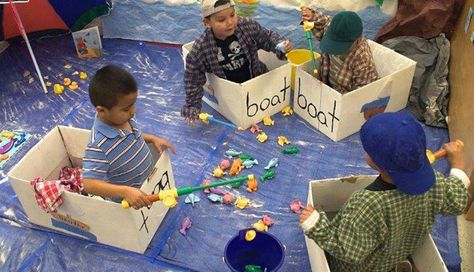 thema water - thema zee - thema vissen - maak vissersbootjes van kartonnen dozen Ocean Theme Preschool, Sand Bucket, Role Play Areas, Fishing Poles, Dramatic Play Preschool, Dramatic Play Area, Ocean Activities, Transportation Theme, Dramatic Play Centers