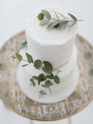 Add sprigs of eucalyptus wedding greenery leaves to a simple, all-white wedding cake for an organic, minimalist touch. See more co-ordinating ideas for an olive and ivory-inspired wedding here.  #weddinggreenery #wedding #greenery #weddingcake #cake #greenerycake #eucalyptus #cake #whitecake #minimalistwedding #whitewedding #rusticwedding #greenerywedding Eucalyptus Cake, Ivory Wedding Theme, Greenery Cake, Green Wedding Cake, Creative Wedding Cakes, Wedding Greenery, Floral Wedding Cakes, All White Wedding, White Wedding Cakes