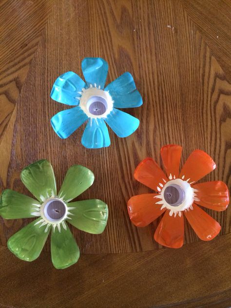 Pop Bottle Flowers, Trash Art Recycled Easy, Plastic Bottles Art, Plastic Bottle Tops, Plastic Bottles Crafts, Water Bottle Flowers, Tin Can Lanterns, Water Bottle Crafts, Soda Can Crafts