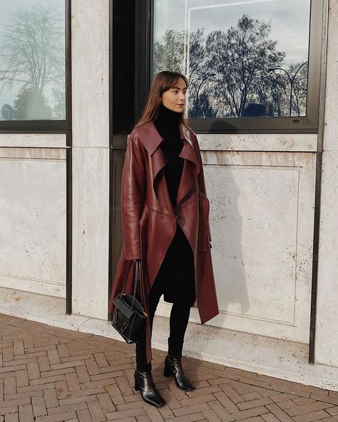 Annemiek Kessels on Instagram: “Minimal.. 💭” Red Leather Coat Outfit, Burgundy Trench Coat Outfit, Brown Leather Trench Coat Outfit, Leather Trench Coat Outfit, Leather Coat Outfit, Burgundy Trench Coat, Red Leather Coat, Work Outfits Frauen, Elegantes Outfit Damen