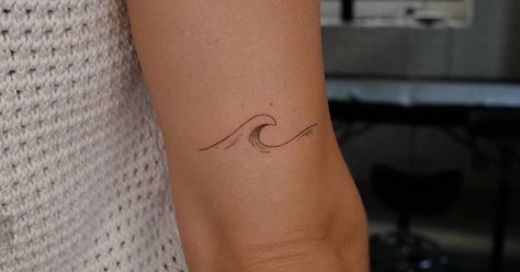 Tattoo Pics, Wave Tattoo, Nature Ocean, Waves Tattoo, Minimalistic Style, Little Tattoos, Style Minimalist, Minimalist Tattoo, Tattoo Artist