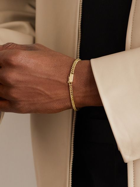 Men’s Bracelet Aesthetic, Men's Gold Jewelry, Simple Gold Bracelet For Men, Id Bracelet Mens, Gold Bracelet Mens, Simple Men Jewelry, Mens Outfits Accessories, Men’s Jewlery Gold, Men Minimalist Jewelry