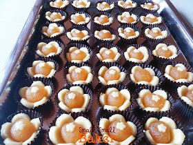 Tart Nanas, New Year Treats, Pineapple Tarts, Cookies To Bake, Mini Tarts, Pineapple Tart, Plating Presentation, Chinese Food Recipes, Kinds Of Cookies