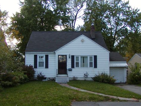 Traditional house in upstate New York © S. Carroll Jewell #trees #plants #newyorkhome Lower Middle Class Homes, American Small House, Middle Class Homes, Minimal Traditional Home, Homes Bloxburg, Minimal Traditional, Home Exterior Makeover, American House, Traditional Houses