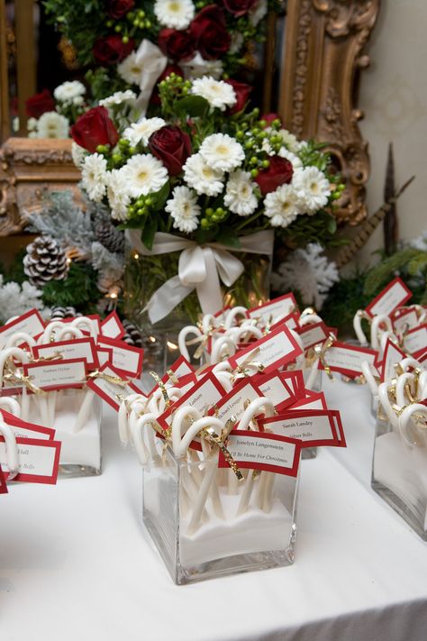 Pure white candy canes in vases of sugar make a sweet alternative to traditional place cards.  Added touch: tables named after Christmas Carols! Christmas Table Number Ideas, Candy Cane Wedding, Candy Bar Wedding Reception, Formal Themes, Wedding Christmas Card, Royal Wedding Themes, Christmas Wedding Table, Christmas Wedding Themes, Christmas Wedding Favors