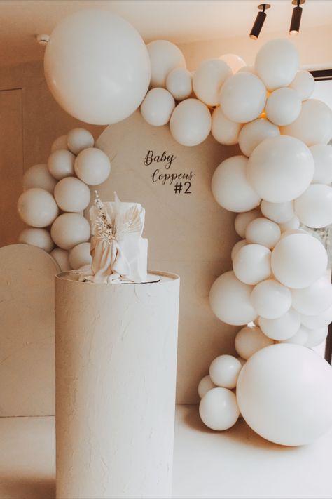 beige, cake reveal, pannel, neutral, organic balloon arch, photowall, cake backdrop, boho Cake Reveal, Beige Cake, Gender Reveal Neutral, Organic Balloon Arch, Cake Backdrop, Baby Shower Cakes Neutral, Cake Backdrops, Backdrop Boho, Baby Gender Reveal Party Decorations