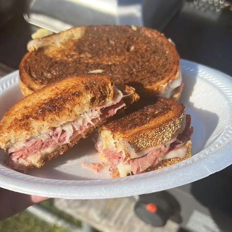 Experience the warmth of corned beef, tangy sauerkraut, melted Swiss cheese, and rye bread in our flavor-packed Blackstone Reuben sandwich. Blackstone Grill, Bread Sandwich, Reuben Sandwich, Thousand Island Dressing, Griddle Recipes, Butter Bread, Blackstone Griddle, Printable Recipe Cards, Rye Bread