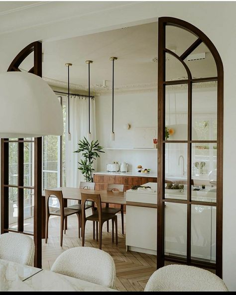 Kitchen Door Designs, Island Kitchens, Kitchens Ideas, Kitchen Goals, Parisian Interior, Transitional Decor Living Room, Decorating Kitchen, Transitional Decor Kitchen, Organization Kitchen