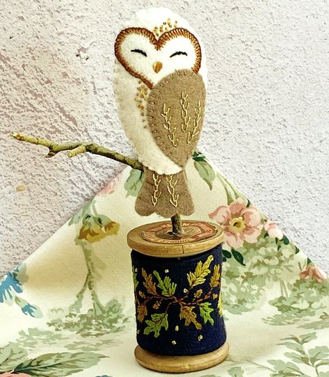 Sleepy Felt Owl Ornament on Wooden Bobbin Spool Reel Pdf - Etsy Cotton Reel Craft, Wooden Spool Crafts, Felt Birds Ornaments, Owl Sewing, So Sleepy, Spool Crafts, Felt Owls, Felt Crafts Patterns, Wool Applique Patterns