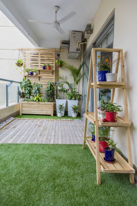 After - combination of grass and the original wooden tiles.:   by Studio Earthbox Long Balcony, Klein Balkon Decor, Balcony Makeover, Balcony Planters, Balcony Design Ideas, Balcony Ideas Apartment Outdoor, Colorful Planters, Balcony Flooring, Wooden Deck