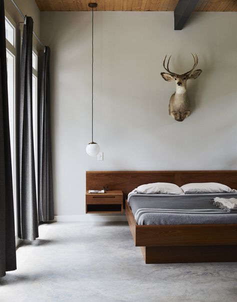 Concrete Floors Bedroom, Concrete Bedroom, Teak Bedroom, Floor Bedroom Ideas, San Gil, Retro Bedrooms, Home On A Budget, Cama King, Bedroom Ceiling