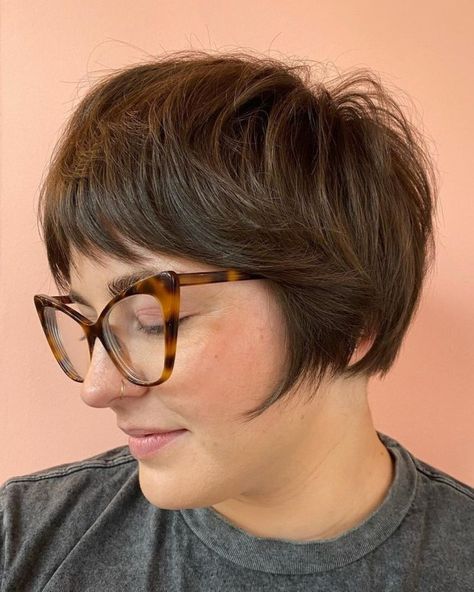 Short Bob Plus Size, French Bob With Glasses, Fringe Pixie Haircut, Long Pixie Hairstyles For Fine Hair, Pixie Straight Hair, Pixie With Glasses, Short Feathered Bob, Bob With Glasses, Short Hair With Glasses