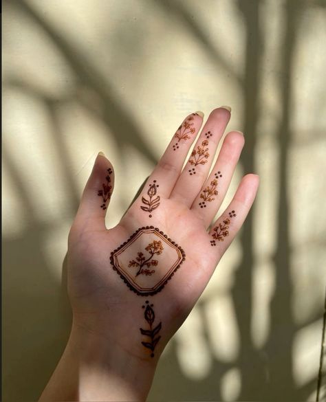 Khafif Mehndi, Mises En Page Design Graphique, Henna Designs Wrist, Finger Henna Designs, Henna Tattoo Kit, Simple Henna Tattoo, Beginner Henna Designs, Latest Henna Designs, Simple Mehndi Designs Fingers