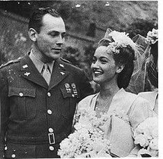 Dorothy Lamour and husband William Howard 1940 Wedding, 1940s Aesthetic, Captain Thomas, Carole Landis, 1940s Wedding Dress, 1940s Photos, Dorothy Lamour, 1940s Wedding, 50's Fashion