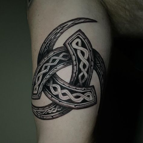 Odin’s Horn is interlocking horns symbolizing wisdom, poetic inspiration, Odin, and the connection between the three. This Nordic line work ties the theme together from Pineapple! #tattoo #tattoos #tattooartist #besttattoos #tattoolovers #utahtattoo #utahtattooartist #tattoosnob #tattoolife #tattooengergy #cooltattoos #skindeep #tattooculture #tattooart #tattooistartmag #prophetsandpoets #the_inkmasters #superb_tattoos #tattoolifegallery #tattoolifemagazine #skindeepmagazine #inkedmag #thebest Horns Of Odin Tattoo, Bald Head Tattoo, Odin Tattoo, Poetic Inspiration, Pineapple Tattoo, H Tattoo, Tattoos Arm, Aries Tattoo, Head Tattoo