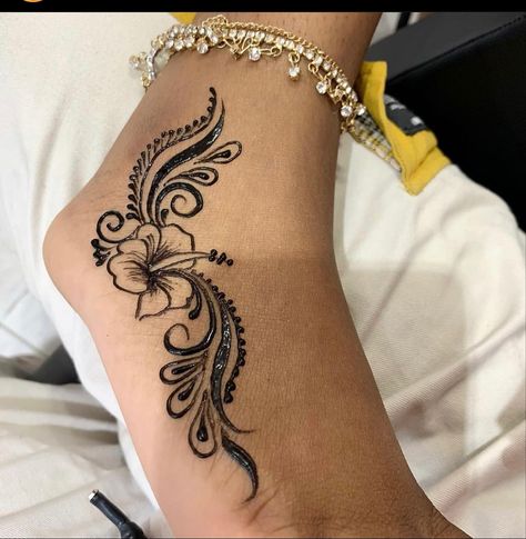 Henna Hip Designs, Henna Begginers, Cute Henna Designs Leg, Henna For Legs Design Simple, Simple Henna Leg Designs, Henna Foot Tattoos For Women, Henna Feet Designs Simple, Henna Tattoo Designs Foot, Side Of Foot Tattoo