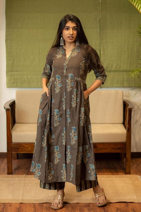 Kurta Palazzo Designs, Drapping Dress Pattern, Long Kurta Designs, Long Jacket Dresses, Cotton Dress Indian, Indian Dress Up, Silk Kurti Designs, Stylish Kurtis Design, Cord Dress