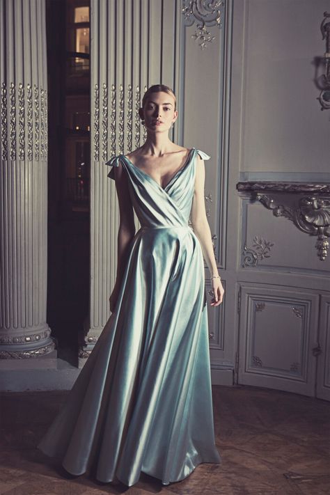 Bespoke Evening Dresses | Couture Bridal & Eveningwear | Phillipa Lepley Phillipa Lepley, Turquoise Gown, Black Tie Gowns, Kate Middleton Dress, Noble Lady, Couture Evening Dress, Exquisite Gowns, Wedding Dress Couture, Couture Wedding