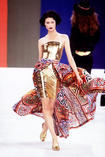 Todd Oldham dress...modeled by Shalom Harlow. Tom Oldham 90s, Shalom Harlow Style, Shalom Harlow Todd Oldham, Shalom Harlow Outfit, Shalom Harlow Walk, Shalom Harlow 90s Runway, Shalom Harlow Aesthetic, Catwalk Poses, Shalom Harlow Runway