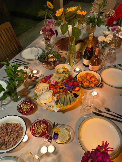 Aesthetic Birthday Party Food, Dinner Party Outside Aesthetic, Dinner Table Setting Ideas Home, Formal Dinner Birthday Party, Dinner Party Candles Aesthetic, Italian Dinner Party Tablescape Fall, Dinner Party Aesthetic Winter, Flowers Dinner Party, Summer Birthday Table Decor