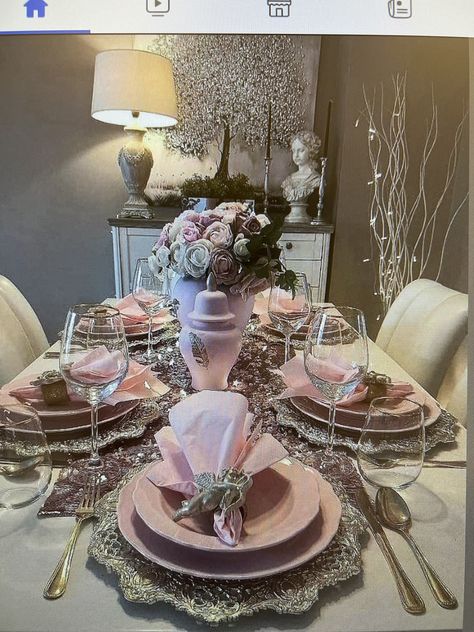 Dining Room Table Decor, Table Setting Decor, Dinner Table Setting, Dinner Table Decor, Pink Christmas Decorations, Beautiful Table Settings, Luxury Dining Room, Glam Decor, Deco Floral