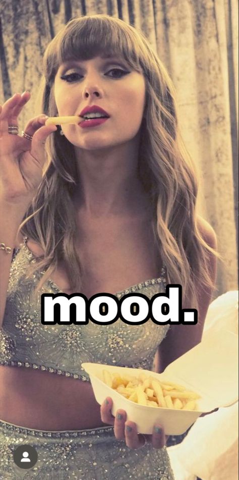 Taylor Swift Eating, Taylor Swifr, Saxon Phonics, Eating Ice Cream, Taylor Swift Wallpaper, Taylor Alison Swift, French Fries, A Girl, Taylor Swift