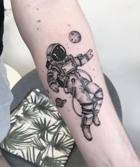 ＡＩＤＡ ＳＡＺ on Instagram: “To the moon and back. • •…” Astronaut Guitar Tattoo, Bass Guitar Tattoo, Jake Tattoo, Bass Tattoo, Headphones Tattoo, Science Tattoo, Live Tattoo, Astronaut Tattoo, Guitar Tattoo