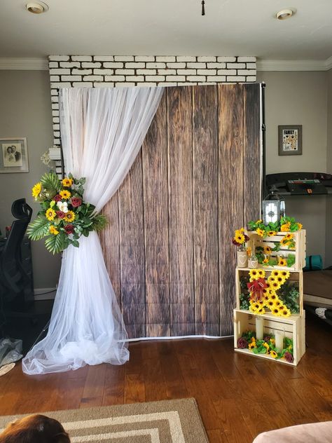 Sunflower Wedding Backdrop Ideas, Sunflower Wedding Photo Booth, Sunflower Bridal Shower Backdrop, Sunflower Picture Backdrop, Rustic Sunflower Decor, Sunflower Theme Backdrop, Sunflower And Roses Bridal Shower Ideas, Sunflower And Rose Bridal Shower Ideas, Rustic Sunflower Bridal Shower Ideas