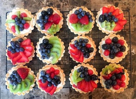 Fruit Tart Decoration Mini, Mini Fruit Tarts Wedding, Mini Fruit Tarts Decoration, Fruit Tart Decoration Ideas, Wedding Dessert Recipes, Tart Decorating Ideas, Fruit Tart Decoration, Fruit Tarts Mini, Mini Fruit Tart