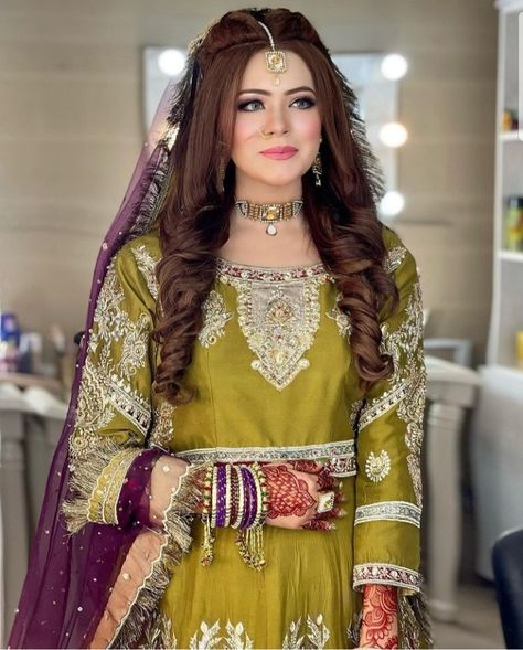 Mayo Mehndi Dress, Mayo Hairstyle, Mehndi Aesthetic, Mehandi Dress, Pakistani Bridal Hairstyles, Mehndi Hairstyles, Bride Friend, Mehndi Dress, Latest Bridal Dresses