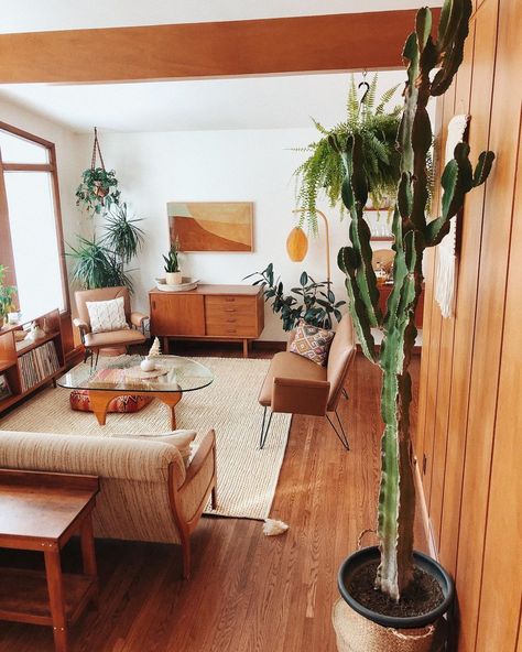 Boho Media Room, 70s Earthy Aesthetic Home, 70s Desert Aesthetic Home, 70s Eco Home, 70s Plant House, Mcm Cottagecore, Minimal Eclectic Decor, 70s Boho Decor, Mid Century Surf Shack