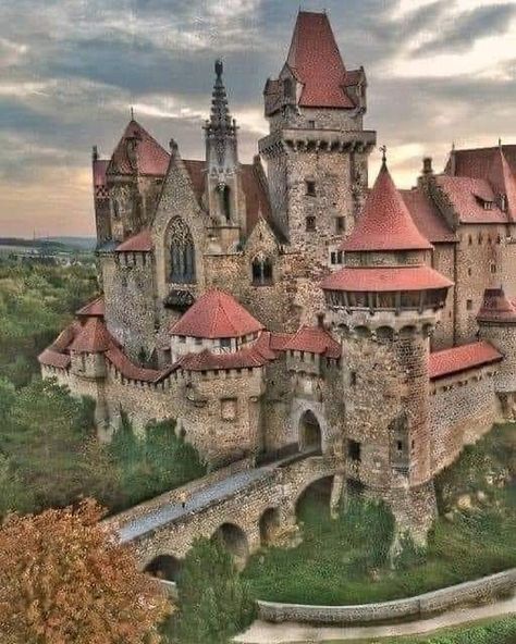 Neo Gothic Architecture, Castle Medieval, Small Castles, Castles Around The World, Famous Castles, European Castles, Architecture Model House, Castle Ruins, Castle House