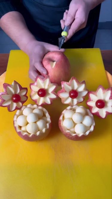 Creative Vegetable Presentation, Creative Salads Ideas, Vegetable Carving Ideas Creative, Vegetable Carving Ideas, Food Carving Ideas, Apple Food Art, Fruit Carving Ideas, Food Art Ideas, Deco Fruit