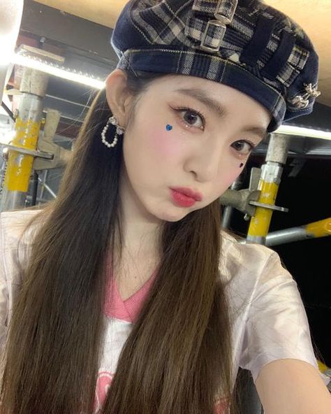 IRENE (@renebaebae) • Instagram photos and videos Rose Fragrance, Red Velvet Irene, Red Velvet Cake, Asian Makeup, Girl Cakes, Korean Makeup, Kpop Girl Groups, Instagram Update, Concert Outfit