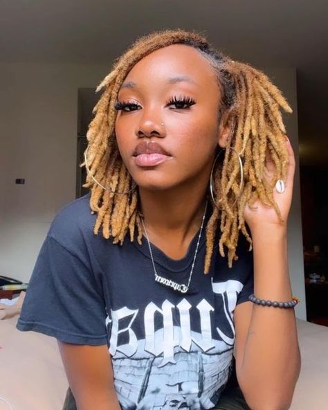 Blonde Tips On Locs, Bleached Locs Black Women, Short Blonde Locs, Blonde Locs Black Women, Blond Dreads, Twist Dreadlocks, Loc Colors, Dreadlocks Hairstyle, Blonde Locs