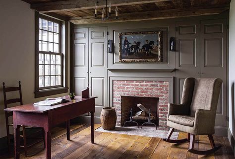 The transformation of a cow barn into a great room Colonial Home Interior, Colonial House Interior, Early American Homes, Primitive Living Room, Colonial Farmhouse, Colonial Interior, Primitive Homes, Colonial Decor, Wide Plank Flooring