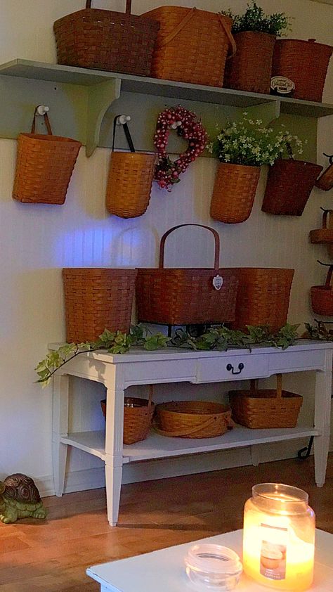 I absolutely love baskets and this display is beautiful. I had the opportunity to see Longaberger  baskets being made and fell in love with them. I also use my baskets. Primitive Shower Curtains, Longaberger Basket Ideas, Decorate With Baskets, Basket Makeover, Primitive Living Room, Longaberger Baskets, Display Basket, Primitive Homes, Kitchen Display