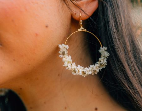 Paris Bride, Diy Bijoux, Floral Accessories Hair, Beach Wedding Inspiration, Wedding Inspiration Summer, Dry Flowers, Flower Hair Comb, Floral Hoops, Head Jewelry