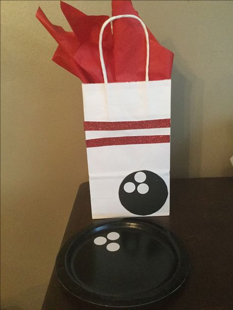 Bowling Party gift bags and dessert plate🎳 Bowling Gift Basket, Bowling Party Favors Goody Bags, Bowling Senior Night Ideas, Bowling Cookies, Bowling Cakes, Bowling Birthday Party Favors, Bowling Crafts, Kids Bowling Party, Party Card Box