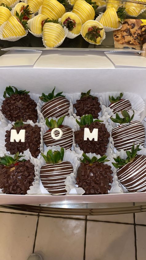 Desserts For Him, Diy Cake Recipes, Sweets Business, Easter Strawberry, St Patrick Day Snacks, Picnic Date Food, Chocolate Covered Desserts, Quotes For Him Romantic, Strawberry Box