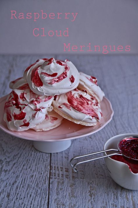 Fruit Cookies Recipes, Cookies With Fruit, Meringue Clouds, Raspberry Meringue, Holiday Fruit, Chocolate Strawberry Cake, Fruit Cookies, Fruit Cakes, Sweets Table